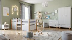 Kinderzimmer mit Kojenbett, Schrank, Kommode, Regal und Nachtkommode